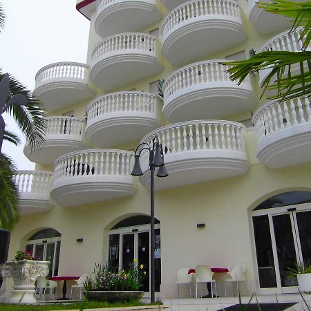 Hotel Eva Alba Adriatica Buitenkant foto