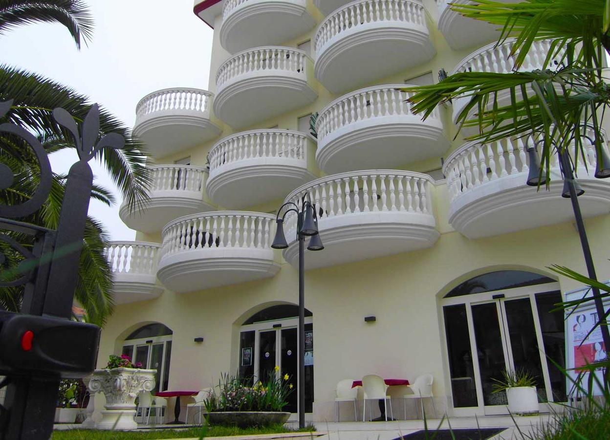 Hotel Eva Alba Adriatica Buitenkant foto