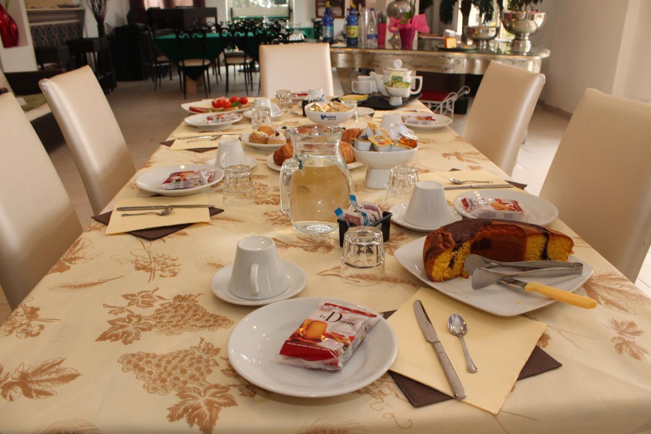 Hotel Eva Alba Adriatica Buitenkant foto