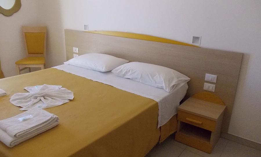 Hotel Eva Alba Adriatica Buitenkant foto