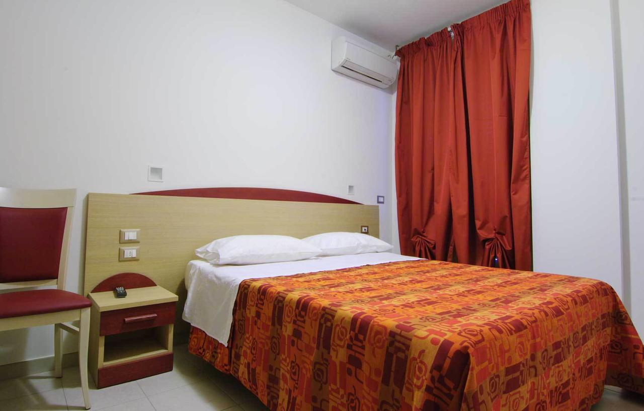 Hotel Eva Alba Adriatica Buitenkant foto